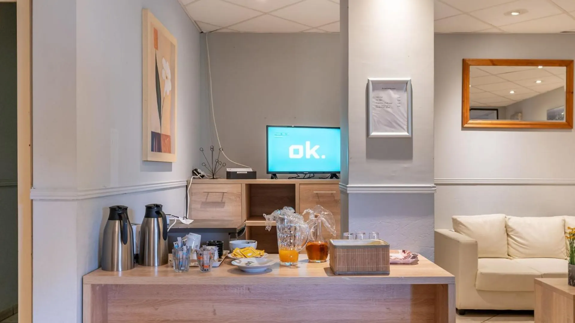 Room In Studio - Studio Triple Near Noord Station Sint-Jans-Molenbeek Guest house