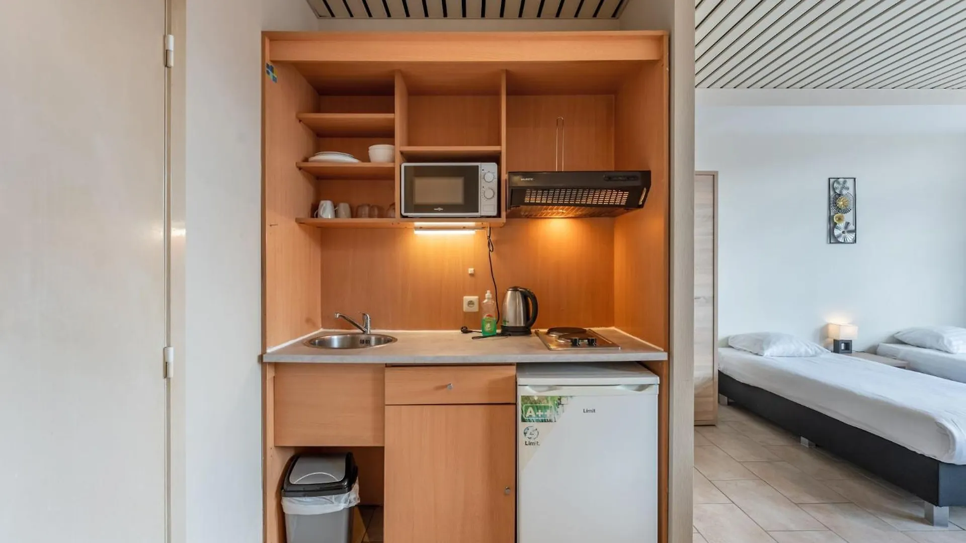 Room In Studio - Studio Triple Near Noord Station Sint-Jans-Molenbeek 0*,  Belgium