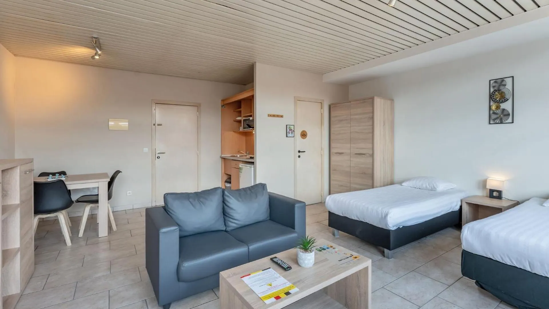Room In Studio - Studio Triple Near Noord Station Sint-Jans-Molenbeek Guest house